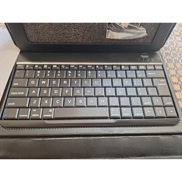 Brookstone Bluetooth Keyboard for iPad 2 Black - Picture 5 of 7